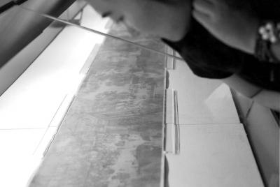 一名觀眾俯身細(xì)看《清明上河圖》。 京華時(shí)報(bào)記者王海欣攝