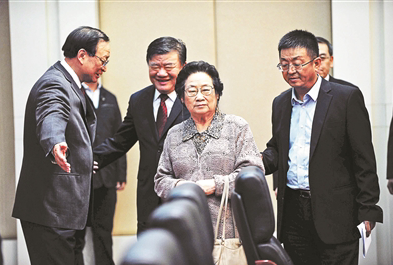 屠呦呦首先進入會議現場 屠呦呦首先進入會議現場