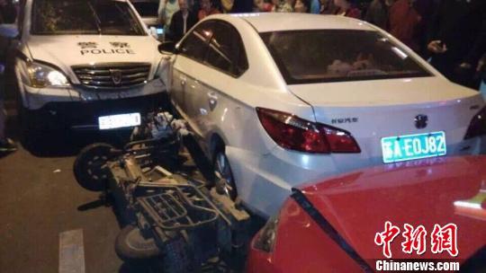 網(wǎng)友上傳的現(xiàn)場(chǎng)事故圖片。 網(wǎng)友拍圖 攝