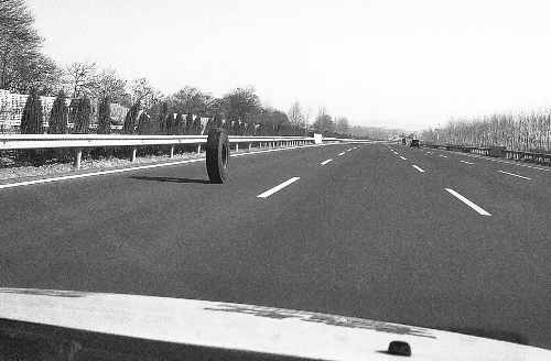 “落單”輪胎60公里時(shí)速狂奔3公里 警車(chē)?guó)Q笛警戒