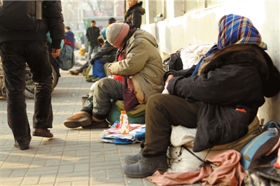 昨天，仍有流浪人員在路邊居留。本報記者譚青攝/視頻