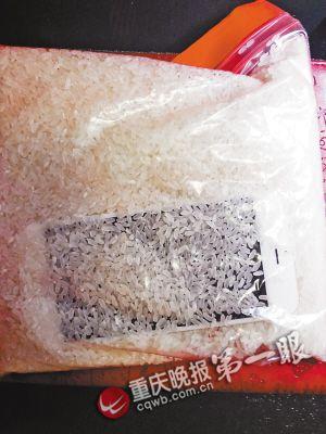 落水后，把手機(jī)放進(jìn)大米里吸水