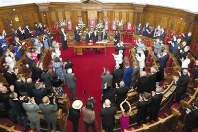 29日，倫敦，一對同性伴侶舉行結(jié)婚儀式。