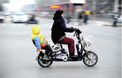 昨日下午，隴海西路桐柏路口，紅燈亮起的瞬間一輛電動車闖過路口。