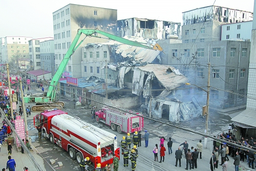 風助火勢，6座相鄰的居民樓加建的板房樓陸續(xù)被大火引燃。