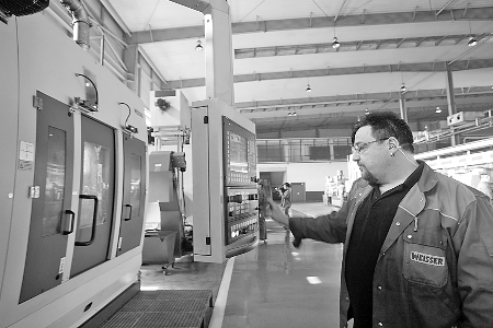 　　▲5月7日，來(lái)自德國(guó)的專家正在中原內(nèi)配股份有限公司的生產(chǎn)線上調(diào)試設(shè)備。