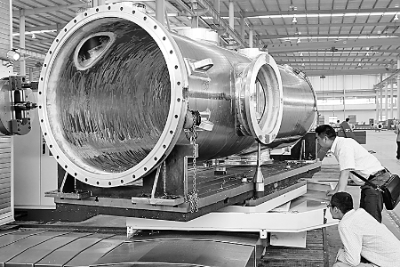 ▲5月6日，河南飛宇實(shí)業(yè)有限公司的技術(shù)人員正在調(diào)試設(shè)備，準(zhǔn)備試生產(chǎn)。