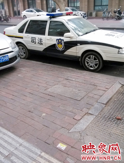 鄭州市區(qū)街頭驚現(xiàn)“包小姐”小廣告 想要服務(wù)需先打錢(qián) 鄭州市區(qū)街頭驚現(xiàn)“包小姐”小廣告 想要服務(wù)需先打錢(qián)