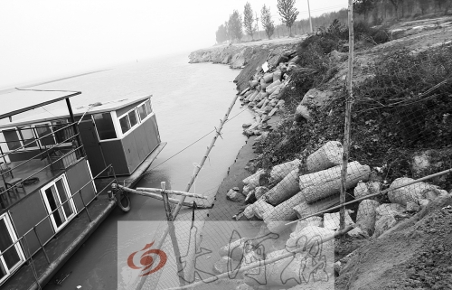 鄭州黃河南裹頭堆滿(mǎn)建筑垃圾