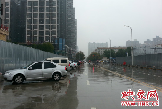 在新開通的東明路上,仍有多數(shù)私家車違規(guī)停車。