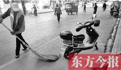 昨日，鄭州市中州大道上，穿梭于車(chē)流中上崗的環(huán)衛(wèi)工