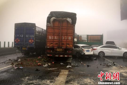 圖為21日，京港澳高速河南段21輛汽車發(fā)生連環(huán)相撞事故現(xiàn)場?！」啤z