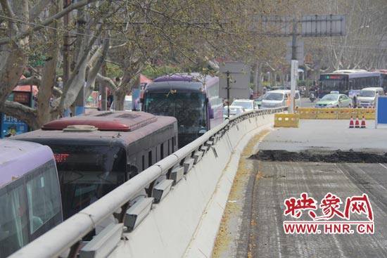 上下橋口圍擋處道路擁堵。