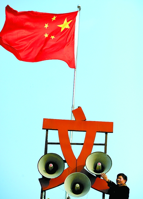 11月15日，新蔡縣磚店鎮(zhèn)黨員劉新峰在村口架起三個(gè)大喇叭，向群眾及時(shí)宣傳十八大精神。