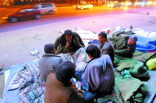 寒風里，他們以打牌來打發(fā)枯燥的生活。