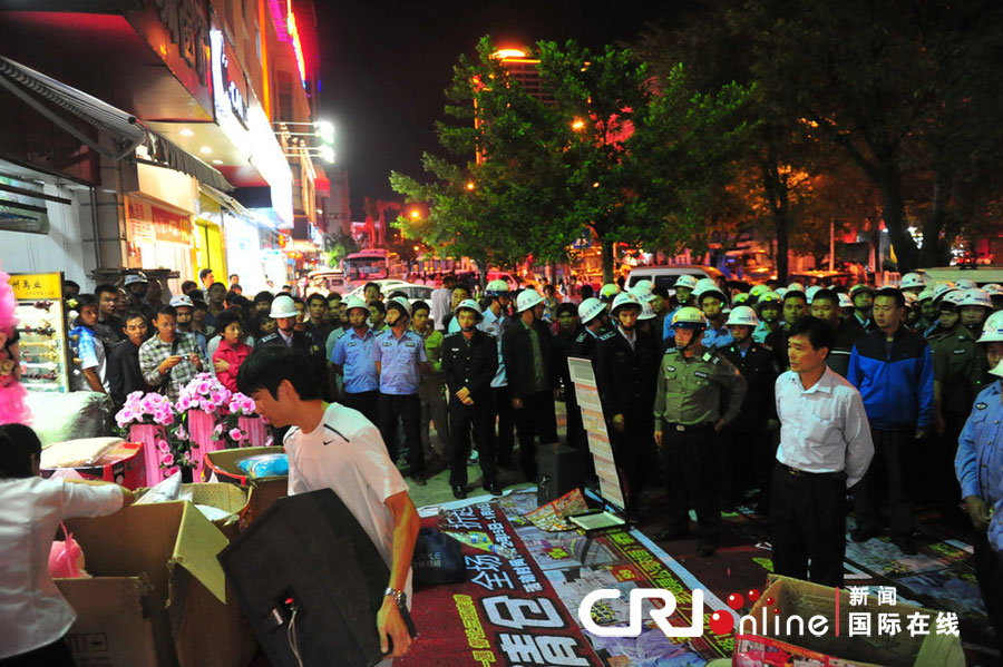 　2012年12月26日晚，海南省三亞市，三亞市綜合行政執(zhí)法局河西大隊近百名城管上街執(zhí)法。