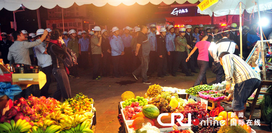 2012年12月26日晚，海南省三亞市，三亞市綜合行政執(zhí)法局河西大隊近百名城管上街執(zhí)法。