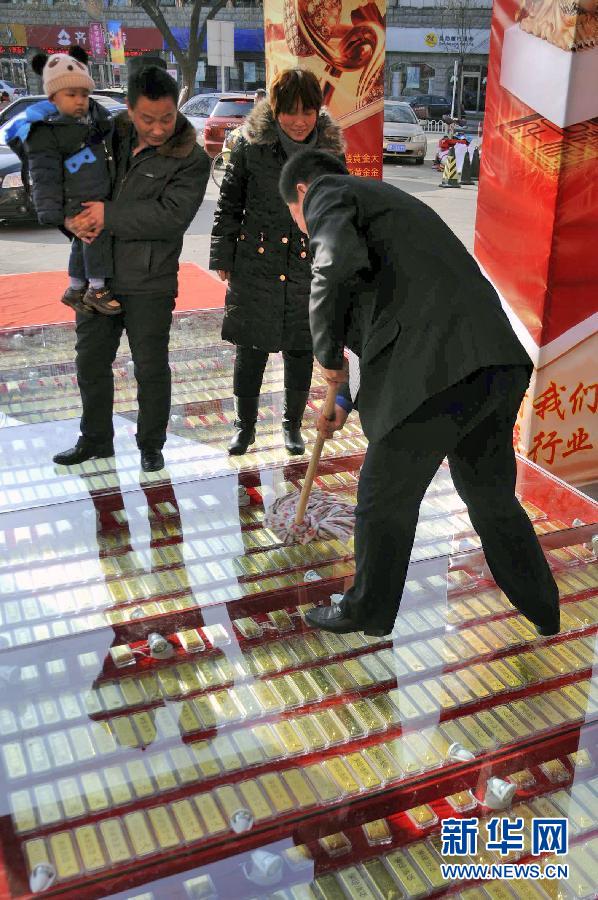 #(晚報(bào))(4)1噸金條鋪成“黃金大道” #(晚報(bào))(4)1噸金條鋪成“黃金大道”