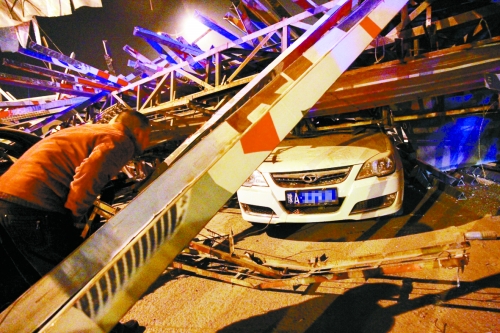 掉下的廣告牌把車砸得不輕 掉下的廣告牌把車砸得不輕