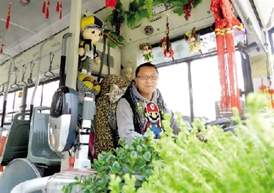 米奇、中國(guó)結(jié)、流氓兔、綠色植物、各種表情的小豬裝扮車(chē)廂