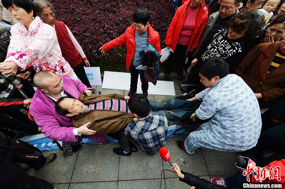 催眠師長沙街頭上演睡衣秀 催眠師長沙街頭上演睡衣秀