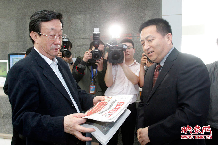東方今報報社社長趙國平向河南省委書記、省人大常委會主任郭庚茂匯報東方今報的內(nèi)容、發(fā)行等情況 東方今報