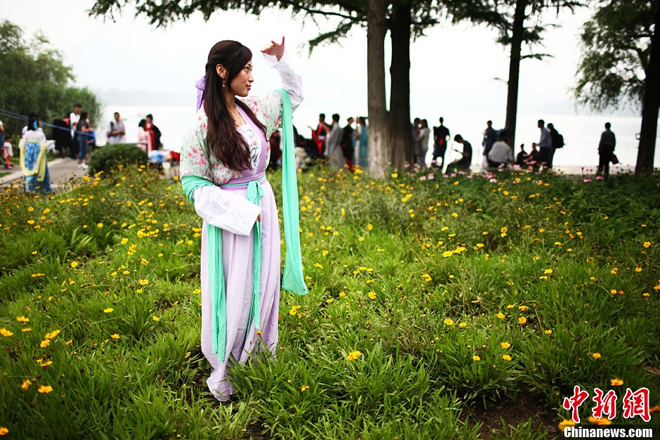 南京年輕人著漢服行古禮祭屈原迎端午 南京年輕人著漢服行古禮祭屈原迎端午