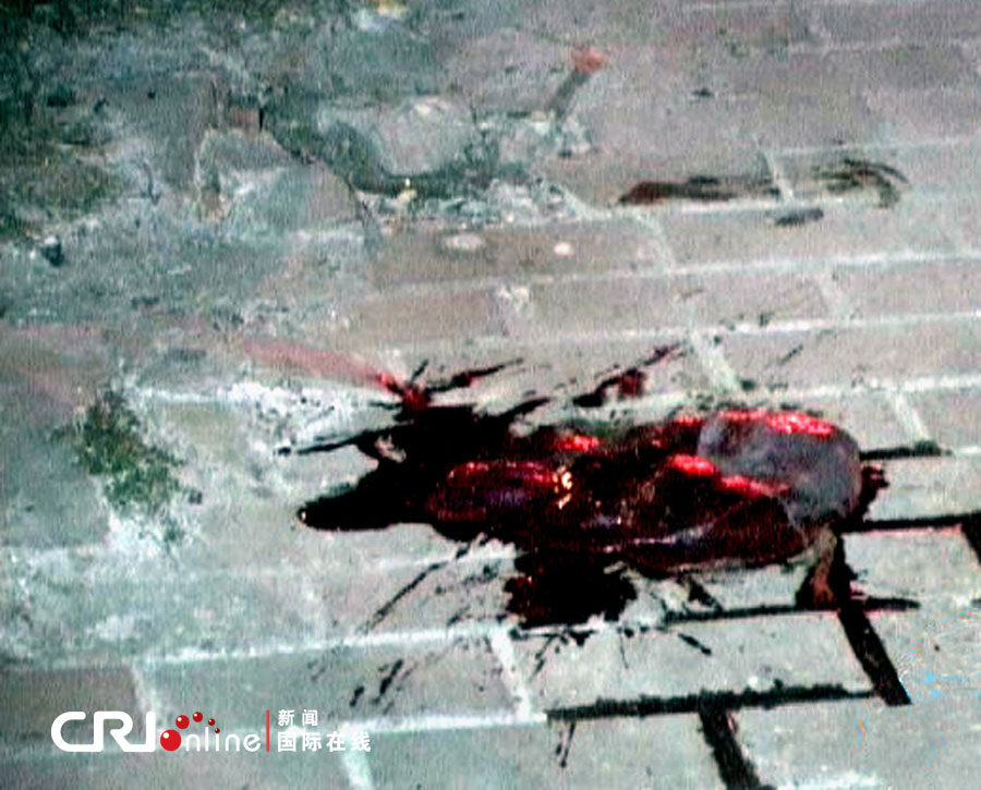 南京一女子當街產(chǎn)嬰 隨后棄子離開 南京一女子當街產(chǎn)嬰 隨后棄子離開