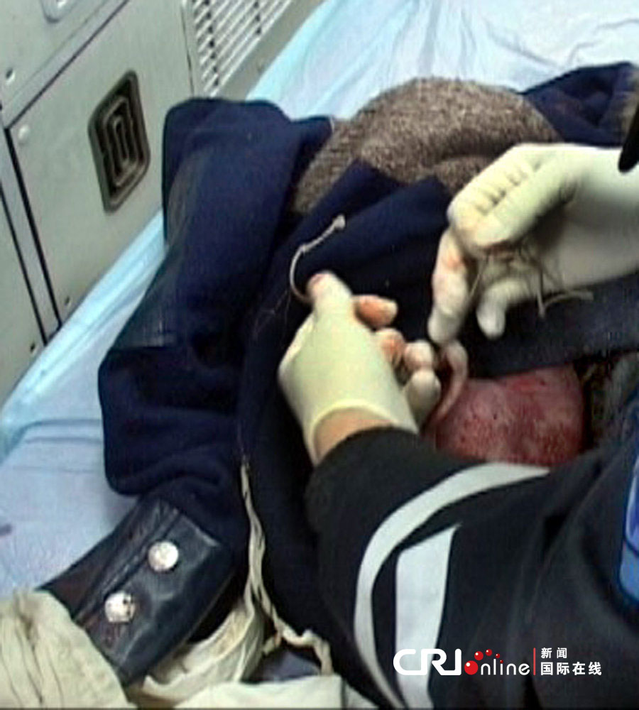 南京一女子當街產(chǎn)嬰 隨后棄子離開 南京一女子當街產(chǎn)嬰 隨后棄子離開