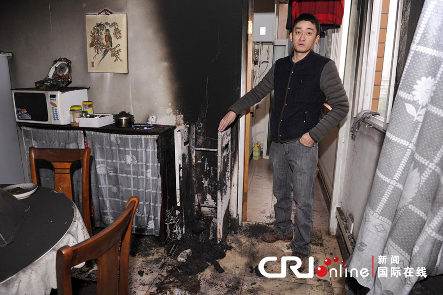 成都一飲水機自燃 屋子被熏成“黑煤窯” 成都一飲水機自燃 屋子被熏成“黑煤窯”