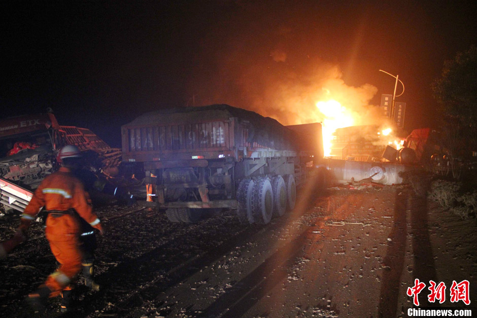 安徽六安十余車連環(huán)相撞 致3人死亡 安徽六安十余車連環(huán)相撞 致3人死亡