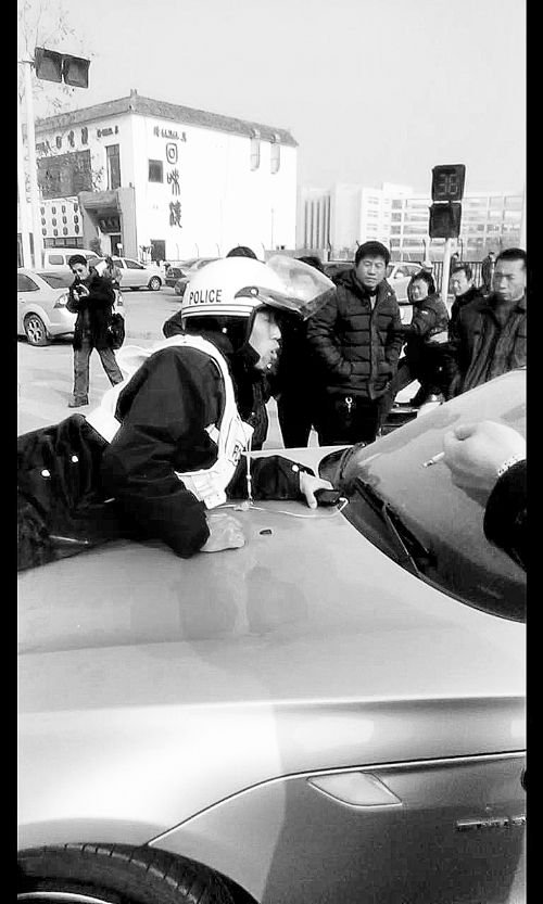“寶馬女”遇檢查不配合 駕車頂交警駛出千余米 “寶馬女”遇檢查不配合 駕車頂交警駛出千余米