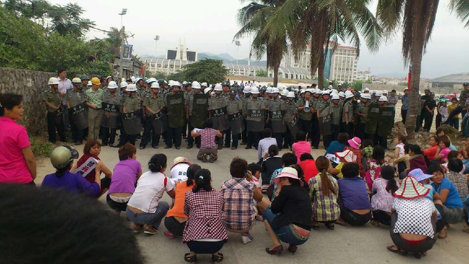 網(wǎng)曝海南三亞暴力強拆 村民下跪求情 網(wǎng)曝海南三亞暴力強拆 村民下跪求情