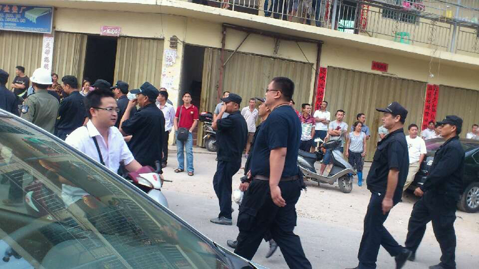 網(wǎng)曝海南三亞暴力強拆 村民下跪求情 網(wǎng)曝海南三亞暴力強拆 村民下跪求情