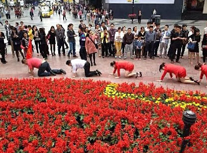 重慶一公司命員工爬行 稱為挑戰(zhàn)壓力 重慶一公司命員工爬行 稱為挑戰(zhàn)壓力