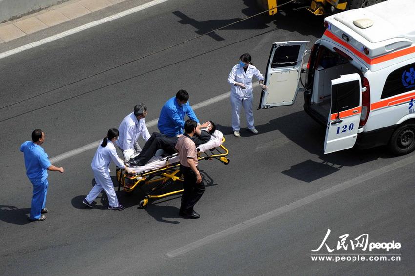 北京大客車追尾碾壓奧迪司機被困車中。