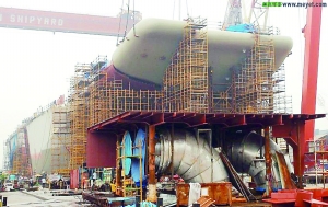 航母前部甲板在安裝。