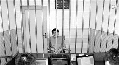 警方審訊犯罪嫌疑人“秦火火”。