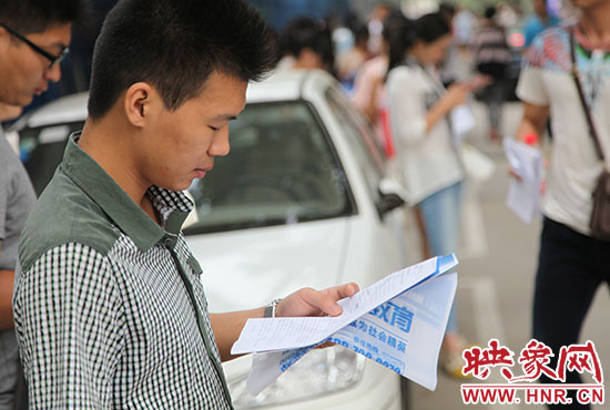 考場(chǎng)外考生候考 考場(chǎng)外考生候考