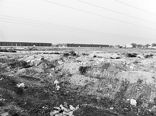 兩年半時(shí)間里，空曠的院子里，只有北側(cè)建成了兩棟空空的廠房。