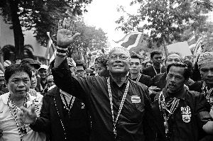 素貼參加游行示威。