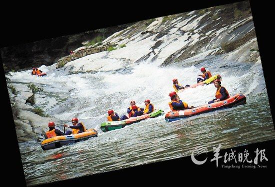 　　湖北紅安縣,游客在對(duì)天河漂流。
