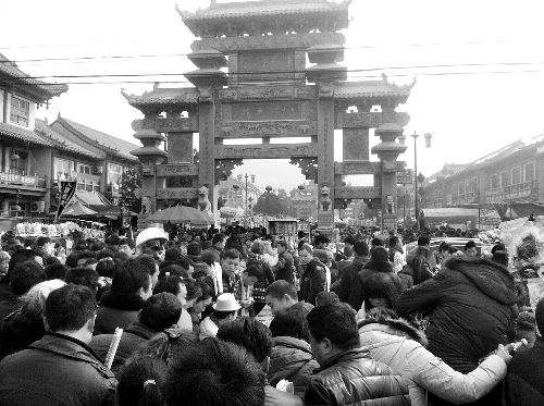 比春運更擠的地方是?？h廟會(組圖)