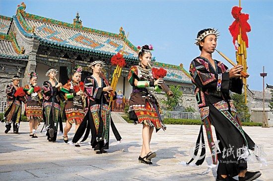 山東臺兒莊古城內(nèi)，來自外地的演員表演蘆笙舞 王建華 攝