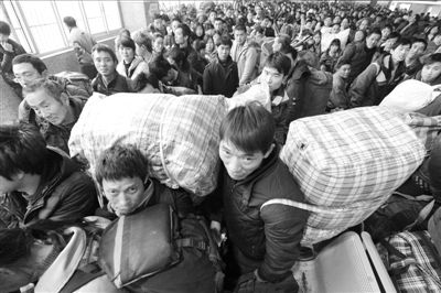 火車站人滿為患。新華社發(fā) 火車站人滿為患。新華社發(fā)