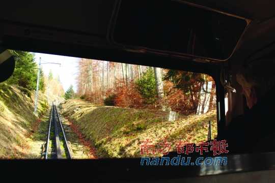 小火車一路向上，沖破云層，豁然開朗，乘客們的歡呼聲適時響起，一切漸入佳境。