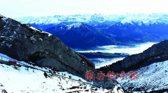  齒軌火車在皮拉圖斯山上穿行，如同紅色的龍在山中游弋。