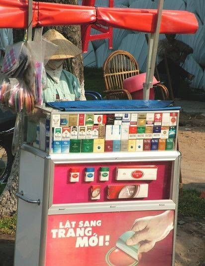 　煙攤，越南街頭隨處都是這樣的流動小攤。