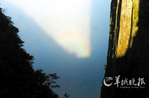 武功山四絕之一的“云海佛光”在大雨過后出現(xiàn)。