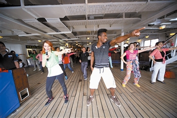 　　游客在“海娜號”郵輪甲板上共舞。